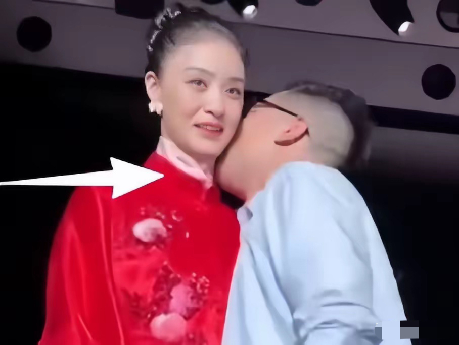 我天！蒋欣当众被揩油，这也太冒昧了吧……
虽然，当天蒋欣一身红衣，美得出众，可欣赏也得有分寸啊！
MESSENTIAL大秀结束合影时，马凯没有提前示意，突然俯身亲吻蒋欣脖颈。
蒋欣毫无防备，当场惊呼、身体后仰躲闪，还下意识抬手推开对方，之后为了顾全场面，还是笑着配合拍完合照。
蒋欣当天这身红色刺绣新