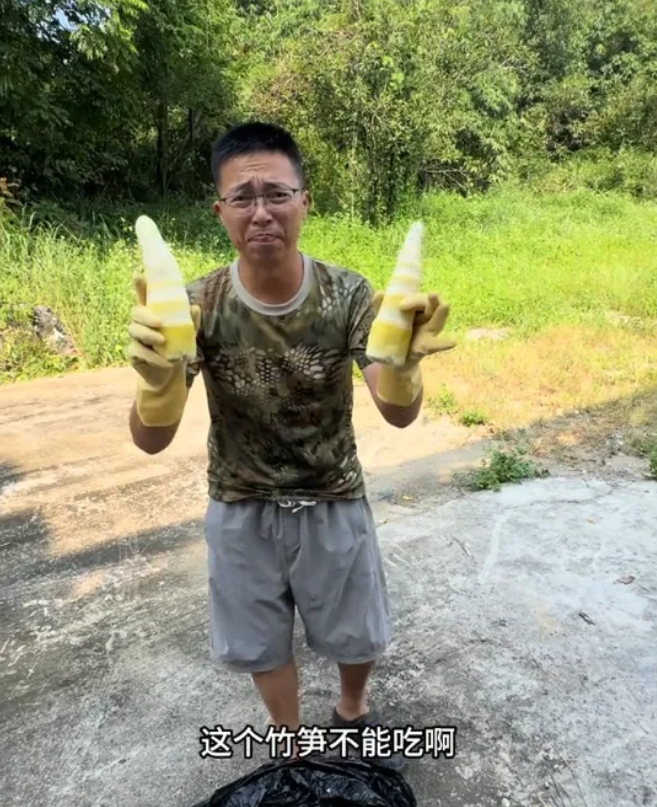 甲醛白菜的事儿还没凉透，渔猎齐哥又盯上竹笋了。这回是在广东清远，暗访画面里鲜笋被拉到偏僻山沟，拿硫磺熏一整晚，现场白烟乱窜，博主说“呼吸道严重不适”。

熏出来的竹笋白净好看，保质期从几天硬撑到一年。检测数据更吓人——二氧化硫残留浓度达到4860mg/kg。国家对干制蔬菜的二氧化硫残留限量是0.