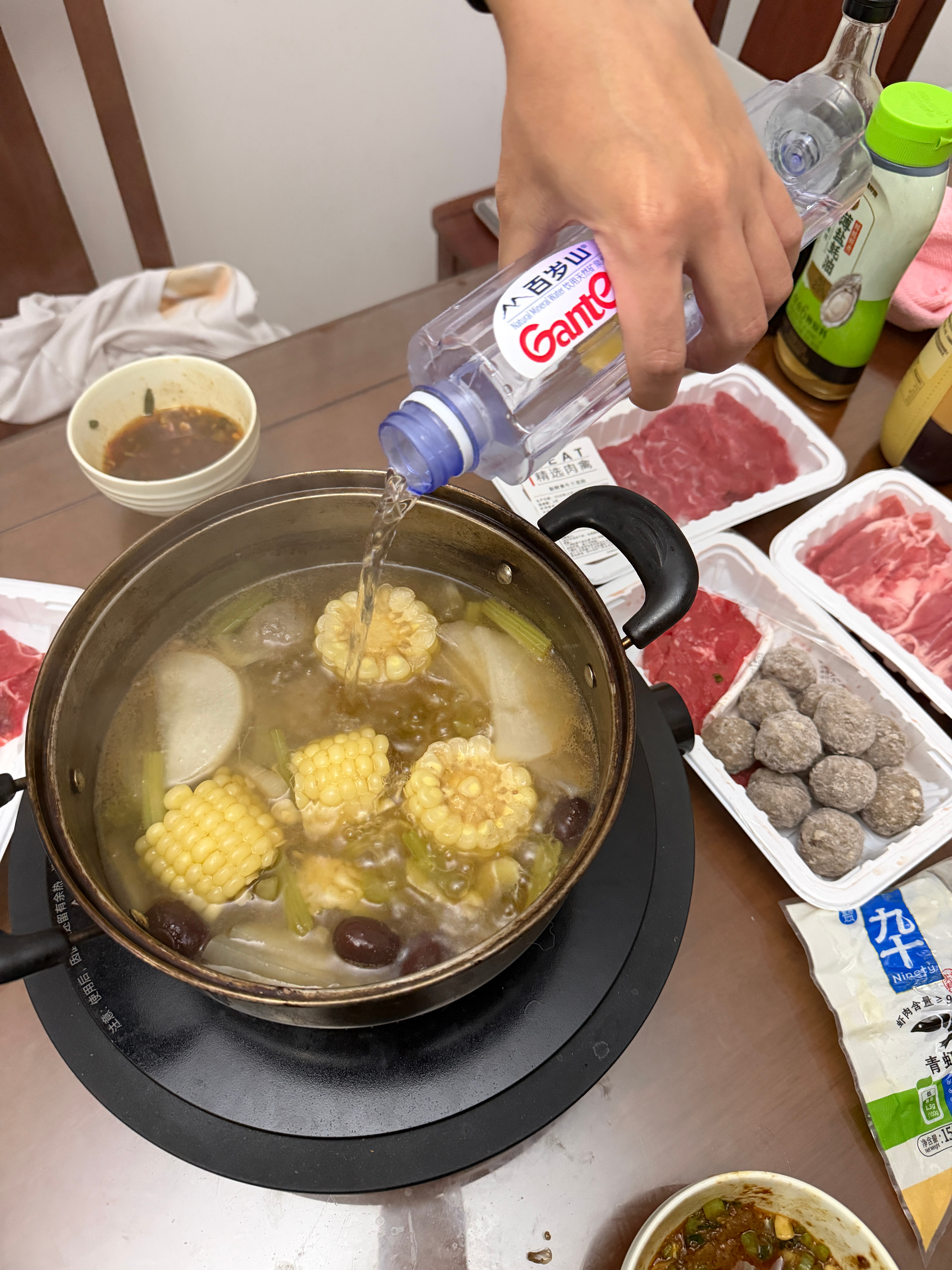 单休的一天被美食和优质蛋白塞满

中午陪小周回娘家，吃了顿久违的江湖菜
晚上婉拒了老周家爸妈的红苕稀饭邀请，跑回家自己开小灶[doge]

本来打算二刀潮牛吃点清淡的缓冲下
结果想到超市卡还有余额
于是买了各种各样的鲜牛肉在家自制牛肉锅
拥有了最好吃最过瘾的一次潮汕牛肉火锅体验

Mark下这次的操 ​