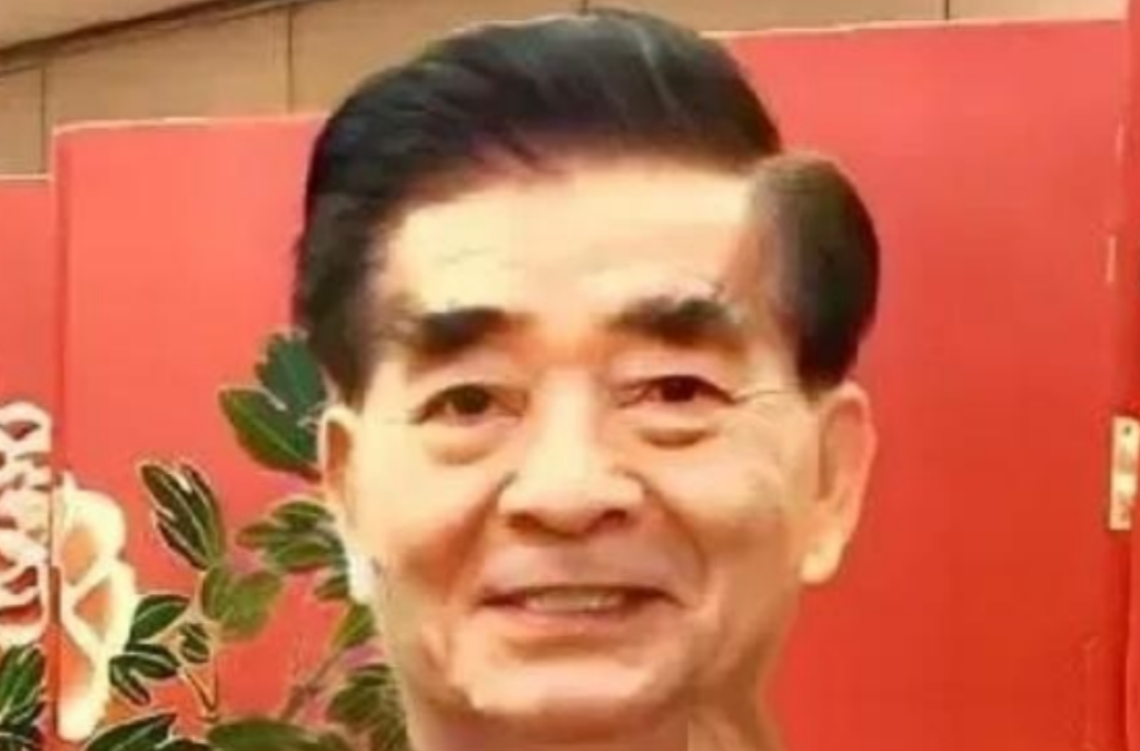 你敢信吗？美国安插在中国潜伏了多年的间谍头子，居然是个天天笑眯眯、热心肠到人人都想给他送锦旗的大善人。

主要信源：（正义网——79岁美国“功勋”间谍，出镜忏悔！曾被最高法点名）

1983年，一个叫梁成运的香港人，背着包踏上美国的土地。

他在美国中部一个不起眼的城市，开了一家中餐馆。

炒菜、端