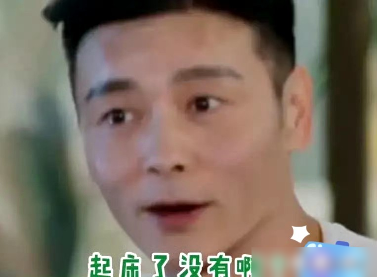 张晋前前后后表白了三次，全被蔡少芬拒了，但一转头，她又主动发消息问起床没有。
拍《水月洞天》那会儿，张晋头一回说喜欢她，她回一句做朋友就行。结果第二天，她自己先找人家聊天。张晋以为有戏，又表白，还是拒。
他彻底懵了，直到有次吃醋没绷住，蔡少芬才松口。后来她自己在电台说，是经过三次拒绝才在一起的。