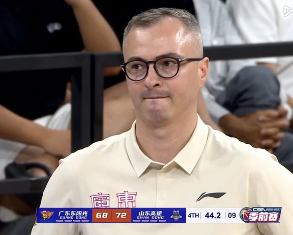 季前赛开门黑后，广东宏远今晚迎战广州男篮
CBA季前赛进入第二天，广东宏远男篮将在今晚19:30迎来广东德比，对手是广州男篮
昨晚对阵山东男篮，宏远68比74落败，新帅亚科夫列维奇的首秀没能拿到开门红。单外援出战的困难，比赛中表现得非常明显。
一、问题很直接：篮板和三分都输了
对阵山东这场，宏远暴露的问题集中在两个方面：
第一是篮板球。广东全队篮板球落后较多，内线保护和连续起跳能力不足，给了对手太多二次进攻机会。
第二是外线命中率。宏远三分球25投仅4中，命中率不到20%。虽然比赛中通过传切、无球跑动创造出了不少空位机会，但终结环节没能把握住。
此外，徐杰本场状态低迷，全场8投1中，进攻端没有找到节奏。对于一支正处于磨合期的球队来说，核心球员迟迟打不开手感，会直接影响整体进攻。
二、单外援不是借口，但确实影响很大
本场宏远只有卢卡·博日奇一名外援出战。他出场25分钟，得到1分7篮板。
从结果看，博日奇在进攻端的贡献有限，尤其缺少自主创造进攻和临场应变能力。当球队陷入得分荒时，他没能...