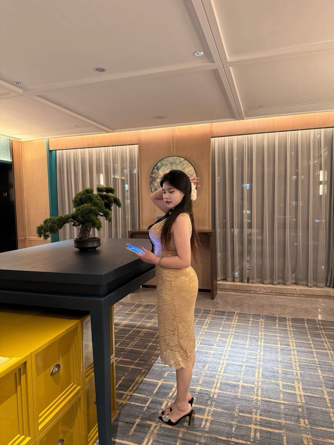 优雅浴室自拍，连衣裙与黑高跟鞋的完美搭配，模特怎么穿搭拍摄效果好