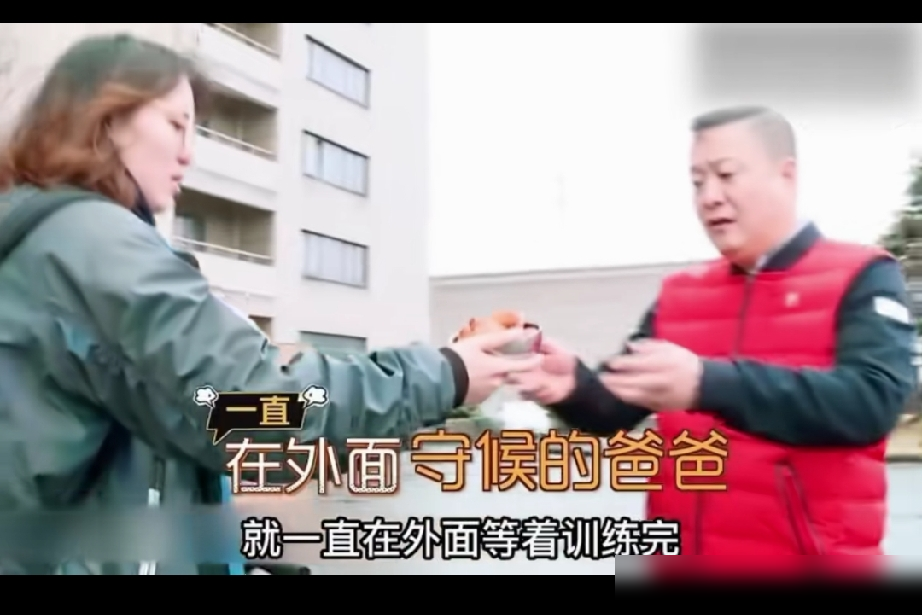 两个奥运冠军，一个被父母围成圆心，另一个六岁就扔进队里自生自灭。
傅园慧她爸，天天五点起来做饭，开车送训练，在馆外蹲一天。记者问他图啥，老头咧嘴一笑：我们傅园慧真是天才。金牌？不急，快乐就行。
张家齐呢，六岁离家，妈一年见不了几回。好不容易见着，张口就是挑错，这不行那不对。综艺里小姑娘直接怼：我