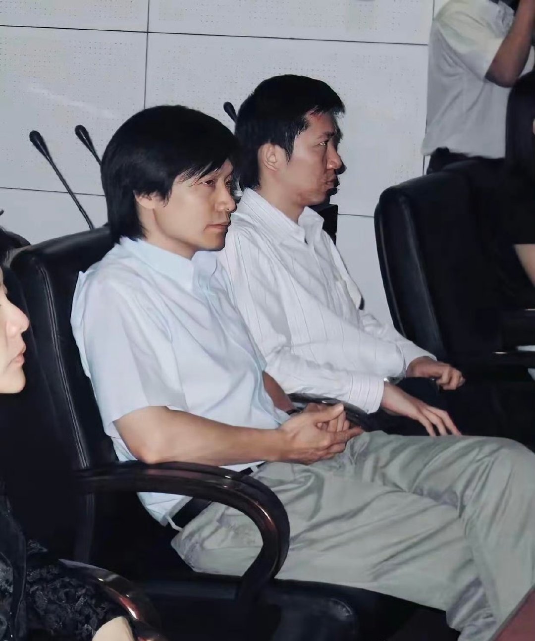 雷军早些年也是很潮的，放到现在可以出道了吧 ​