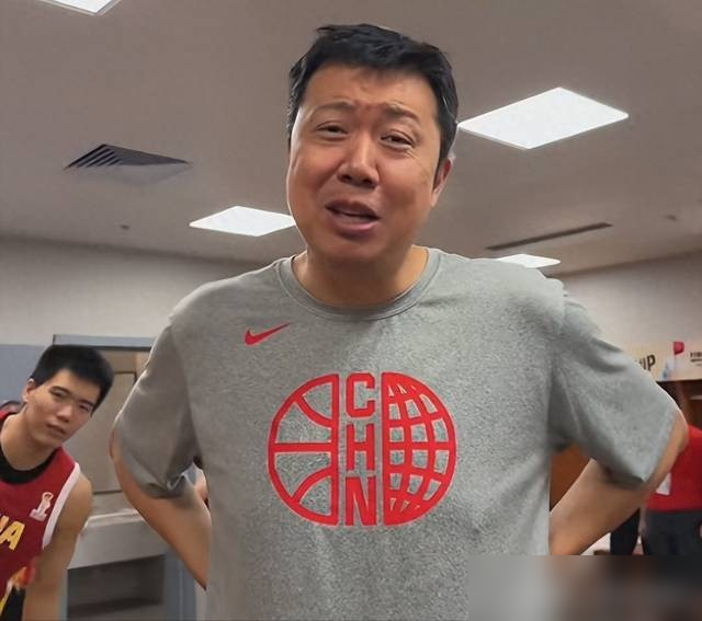 最后8秒被追平，带伤的赵继伟这球太狠了！
右膝积液抽了好几次，腰椎间盘突出得吃止痛药才能上场，喉咙骨裂拖了快一年没手术，比赛当天头还被球迷砸中。
这场关键战，中国队领先6分硬生生被追平，赵继伟接球时视线完全被挡，根本看不清队友位置。
他靠刻进骨子里的训练记忆，精准传出制胜助攻，帮球队险胜过关。