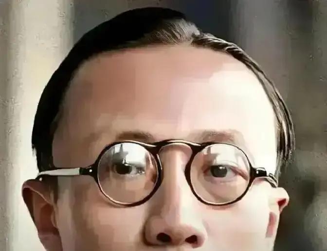 爱新觉罗家族的基因，就是从这个女人开始被带坏了！而这个女人就是大名鼎鼎的令妃。突嘴是她的美丽标志。他生了个儿子就是嘉庆皇帝，嘉庆帝以后所有大清皇帝都长着一副性感的突嘴。
嘉庆元年冬，一场初雪盖住了紫禁城的琉璃瓦。皇帝在养心殿刚批完一份关于河南水患的折子，侍立在侧的老太监犹豫了片刻，还是将内务府新呈上