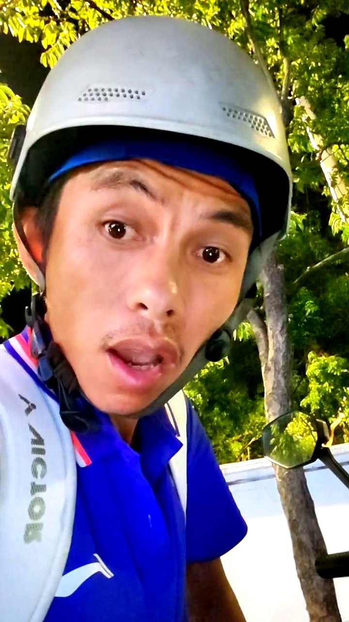 前天刚发视频发誓打死也不去现场，申花五比四赢了成都，转头就改口抢票。

散客球迷蔡宝健直接开喷。这帮人哪是看球，分明是盯着流量。赢了凑上来蹭热度，输了踩两脚装理中客。二十八号打泰山的票一出，这帮口是心非的人又蹦跶着要去现场打卡。

蔡宝健说自己图的是信仰，看不惯这种把看台当秀场的把戏。真爱就买票进场