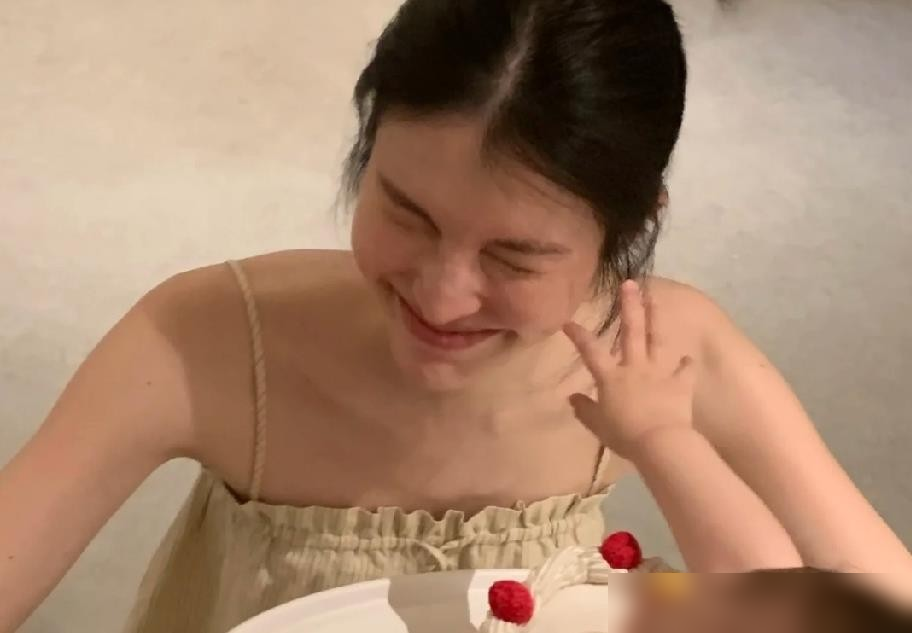 何穗生日当天，穿着吊带敷着面膜啃可颂，怀里抱着肉嘟嘟的儿子，周岁宴就自己在家动手布置。
孩子正脸一张没露，要么后脑勺要么小胖手。网友翻遍她账号，从恋爱到生娃，愣是没找到一条拿家事换流量的痕迹。也不接亲子商务，据说有品牌开高价让她带娃出镜，直接回绝。
对比某些明星孩子还没满月就热搜预定，她跟陈伟霆
