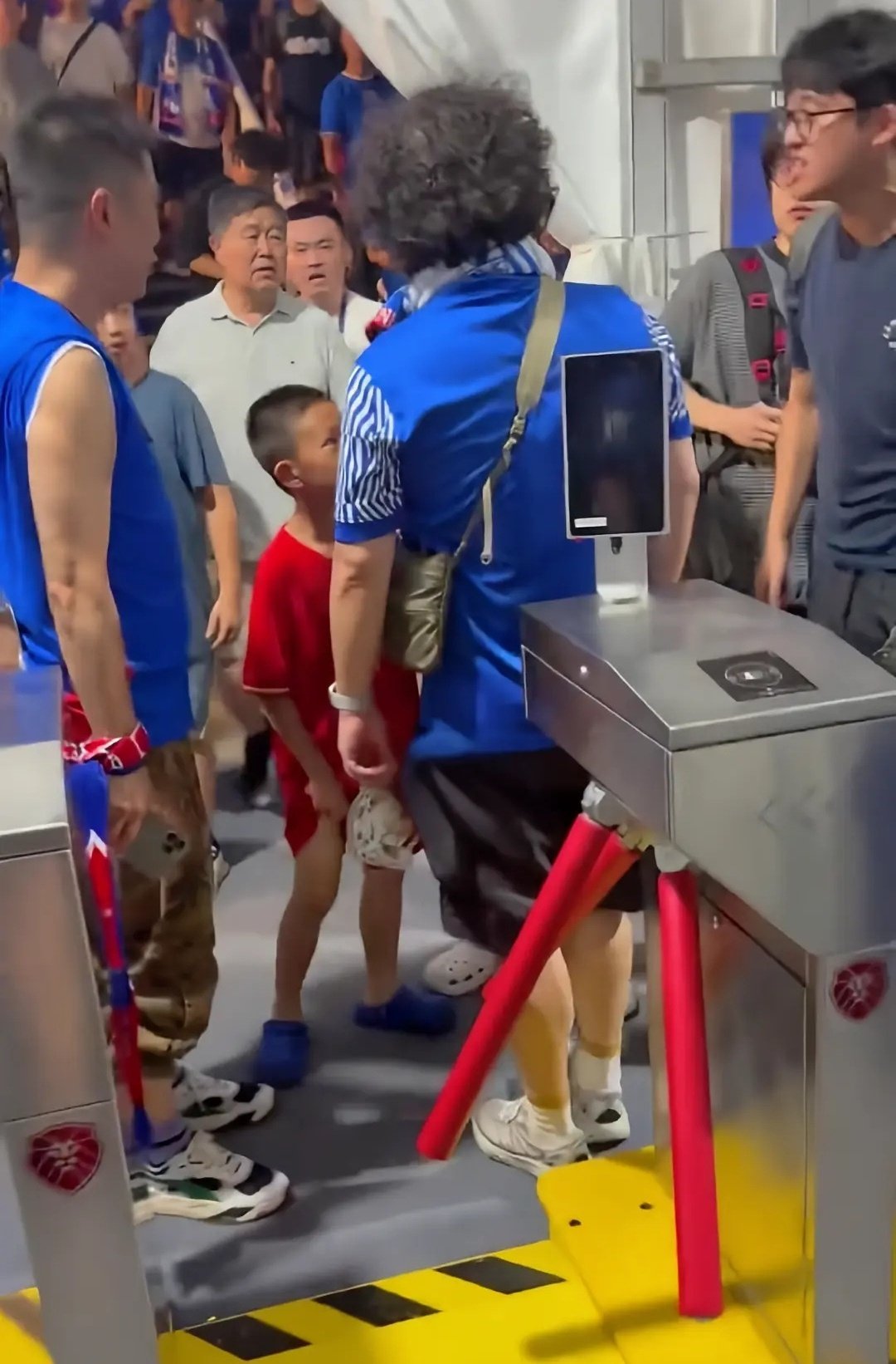 把输球的火气撒到一个小孩儿身上，还是人吗？人家不穿主场球衣怎么了，穿中...