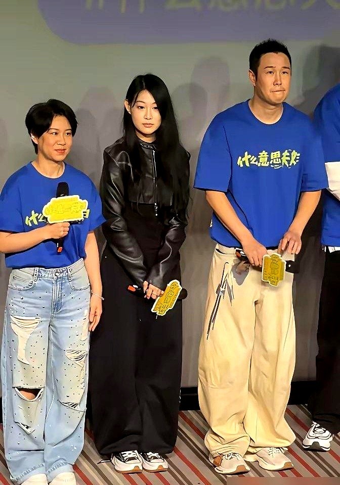 自己掏5000万，零片酬，老婆当导演，闺女参演，小沈阳这次真把家底全押上了。

没请大导演，也没带流量明星，预售直接冲到940万，上映三天破亿，284万人买票进场，硬生生在国庆档杀进前三。

做生意都知道分摊风险，他偏把鸡蛋装进一个篮子里。观众早看腻了花哨的流量噱头，买票进影院，谁不想看点走心的？省