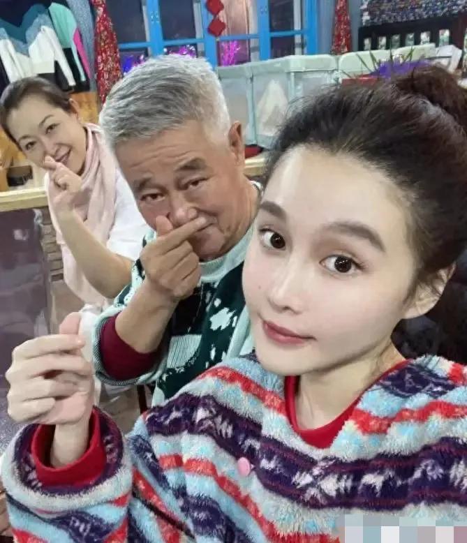 赵本山女儿患精神病，或许应了那句话：身弱不担财，祖福难承接
其实她本人挺聪明，好强，上进。
记得她小时候，大概七八岁吧，有一年赵本山突发重病，将父亲公司里的员工召集起来开会。这件事传为笑谈。
她得病的根源，从理智上分析，肯定是“赵本山女儿”这个标签让她承受了很多恶意：你不就是靠你爹 ​