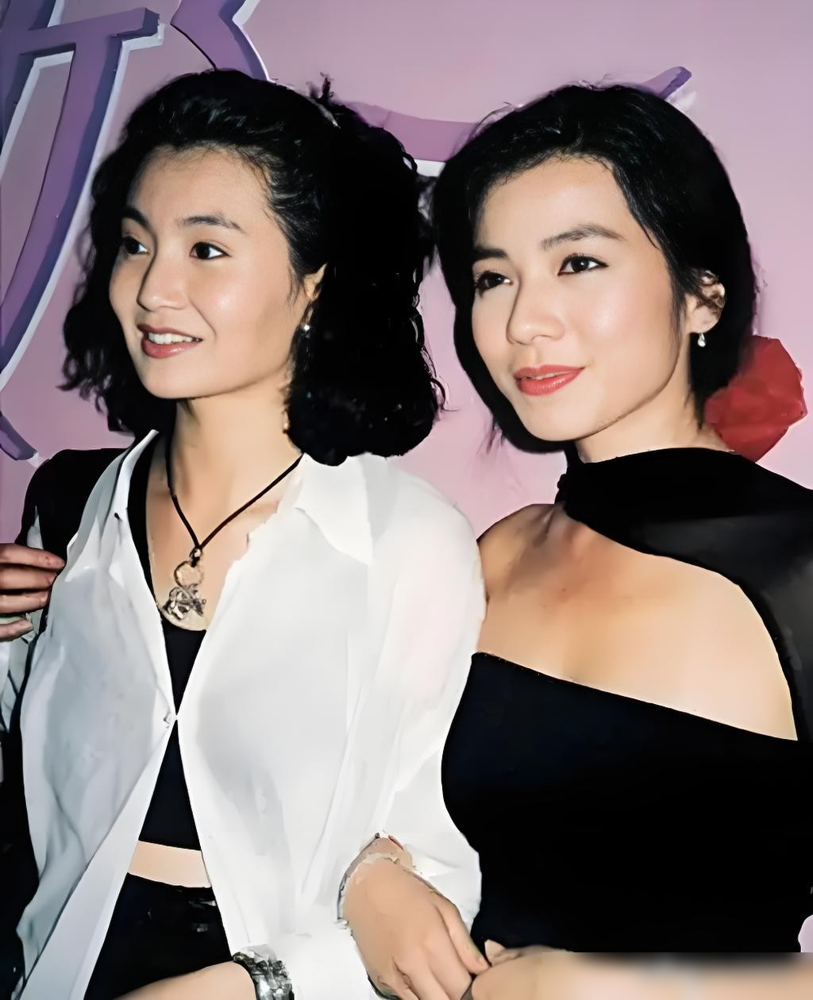 当年亲闺蜜互扒底裤，这场娱乐圈最顶级的翻脸局，太狠了。
1989年，张曼玉采访时嘴快，抖出钟楚红跟男友同居。钟楚红扭头就对记者开炮，反手爆料张曼玉跟尔冬升准备结婚。
你掀我老底，我端你老巢。原本《流金岁月》里同睡一张床的好闺蜜，彻底撕破脸，冷战数年。
后来叶倩文做局，把这俩人分别骗到饭桌上。推
