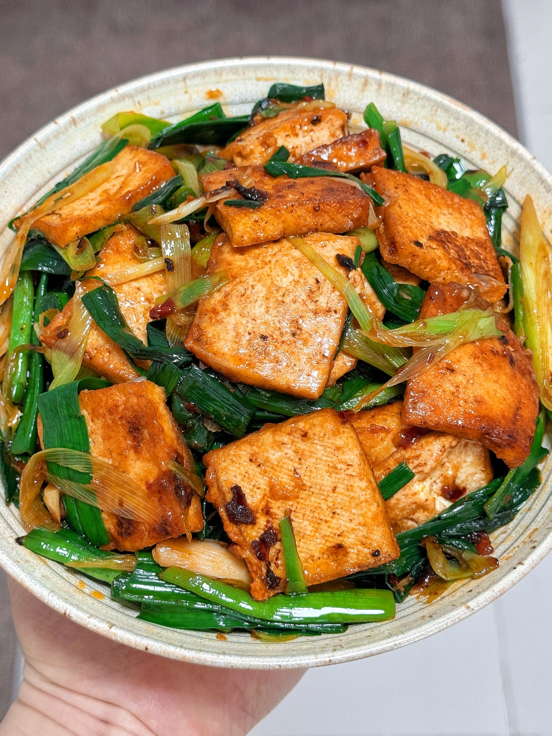 谁懂啊？蒜苗香煎豆腐吃一次爱一次！