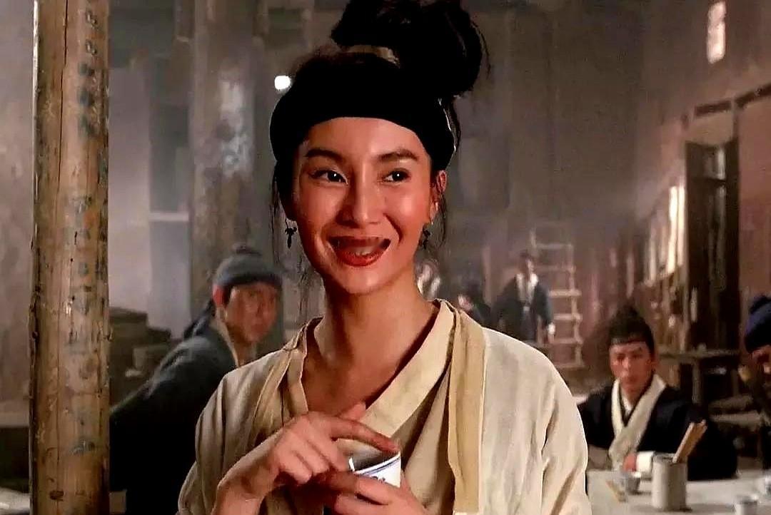 那个泼辣妩媚的金镶玉，成了多少影迷的心头好。

张曼玉在《新龙门客栈》里演活了这个角色。哪怕同台演出的是林青霞，她的光芒也一点没被掩盖。

客栈里迎来送往，她八面玲珑，举手投足间全是戏。

那种敢爱敢恨的劲头，让这个银幕形象彻底立住了，给这片荒漠添了一抹亮色。

真正的经典就是这样。岁月流转，角色依