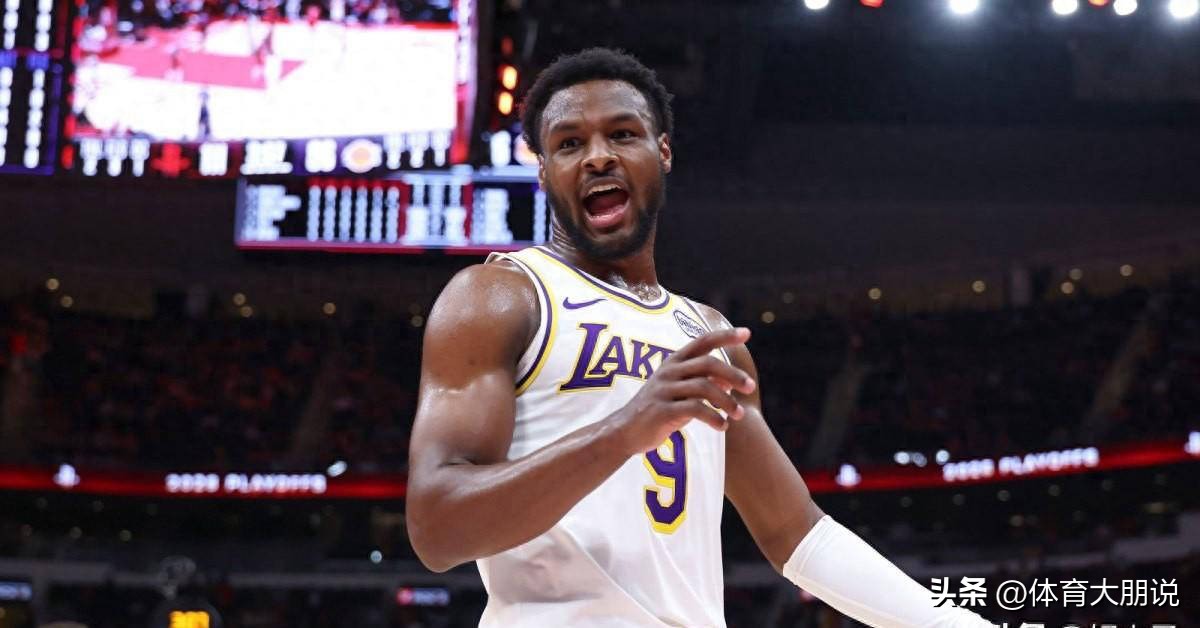 NBA最现实的一幕，赛季开始前在湖人上演了。

球队15人名额卡线，必须走一个。走的是2024年首轮17号秀克内克特，留的是同届次轮55顺位的布朗尼·詹姆斯。

论选秀排位，一个首轮一个次轮尾。论这赛季季前赛，布朗尼16投只有4中，上场82分钟球队净负31分。怎么看，被裁的都不该是克内克特。

可N