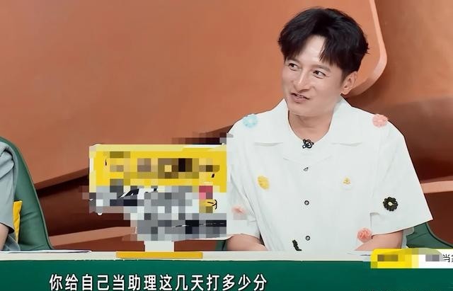 晓露给房主任当了几天助理后，李维嘉问她：“你给自己打多少分？”晓露：“85分。”倪萍：“反正她这个助理给我，我马上就给她开了。”李维嘉：“为啥呢？”

在综艺节目中，明星嘉宾之间的互动往往会因为一句评价、一段交流而引发关注。房主任凭借独特的表达方式和人生经历受到观众认识后，她在节目中的家庭关系、工作