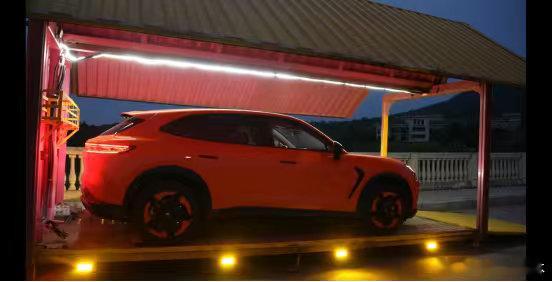 阿尔法 T7：17 万的中大型纯电轿跑 SUV
以前买中大型纯电SUV，没有25万想都别想；现在……17万就能拿下顶配？"
还记得两年前，Model Y要30万，蔚来ES6要35万，中大型纯电SUV就是有钱人的玩具，普通老百姓根本不敢想。"
直到极狐阿尔法T7出现——中大型轿跑SUV，车长5米02，轴距3米04，预售补贴价13万78 ​