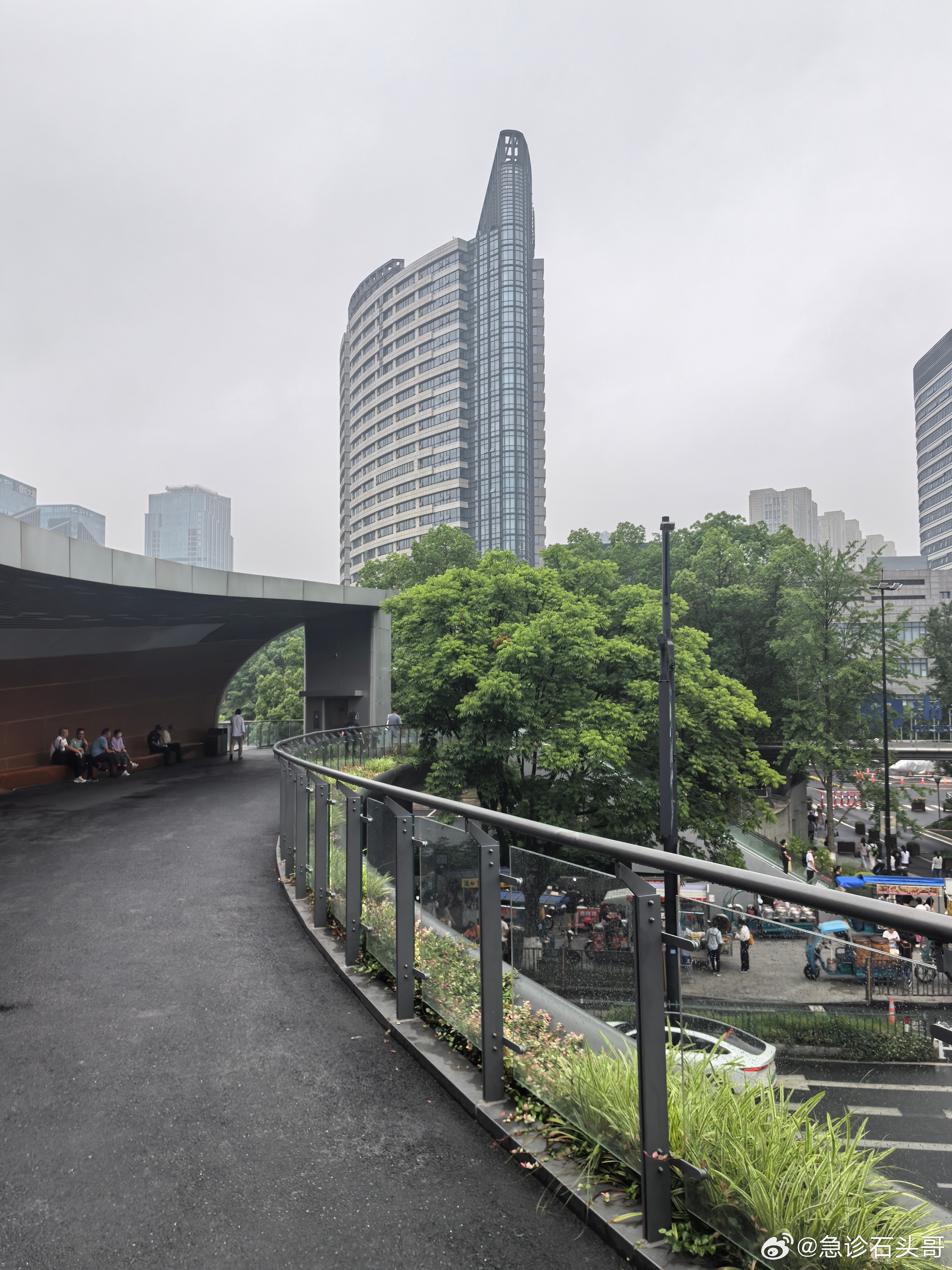 梅雨季节的杭州，总是淋淋沥沥好不痛快，想到一个相声的台词，一堆内裤脏了...