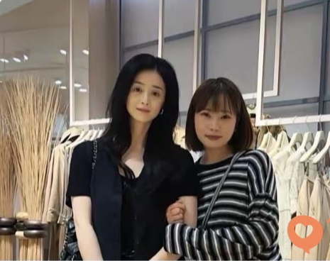 蒋欣瘦脱相上热搜：终于看懂了，哪有什么天生丽质，全是在硬扛
 
刷到蒋欣瘦到认不出的路透，半天没缓过来。
 
1米71的北方大骨架，天生就不是纤细挂的料子，硬生生从140斤磕到112斤，就为了能穿进礼服、镜头前不被骂“壮”。
她自己都在采访里说快熬崩溃了：当着爸妈的面演“我吃饱了”，在经纪人面前装“