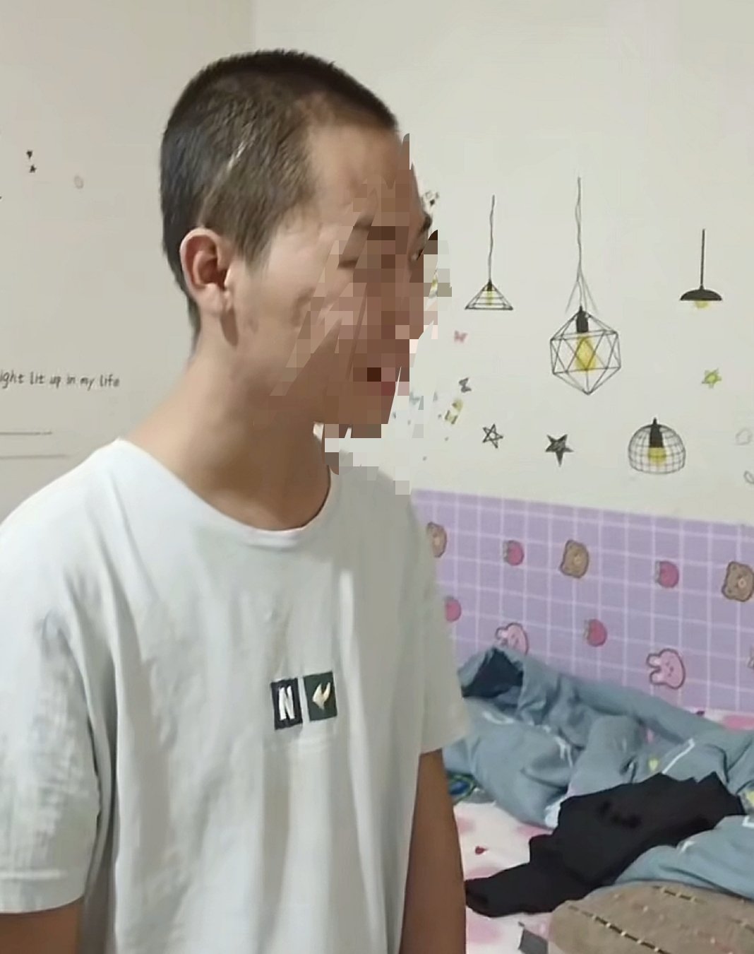 #缅北逃脱者称被逼干吃一碗盐巴#近期纪录片《缅北电诈覆灭纪实》热播，亲历者阿保首次面对镜头公开了诈骗园区非人的折磨手段，除了电棍殴打，他最恐惧的回忆竟然是被逼整碗生吞盐巴和生肉生辣椒等异物，吐出来就会遭来更残酷的毒打。 ​