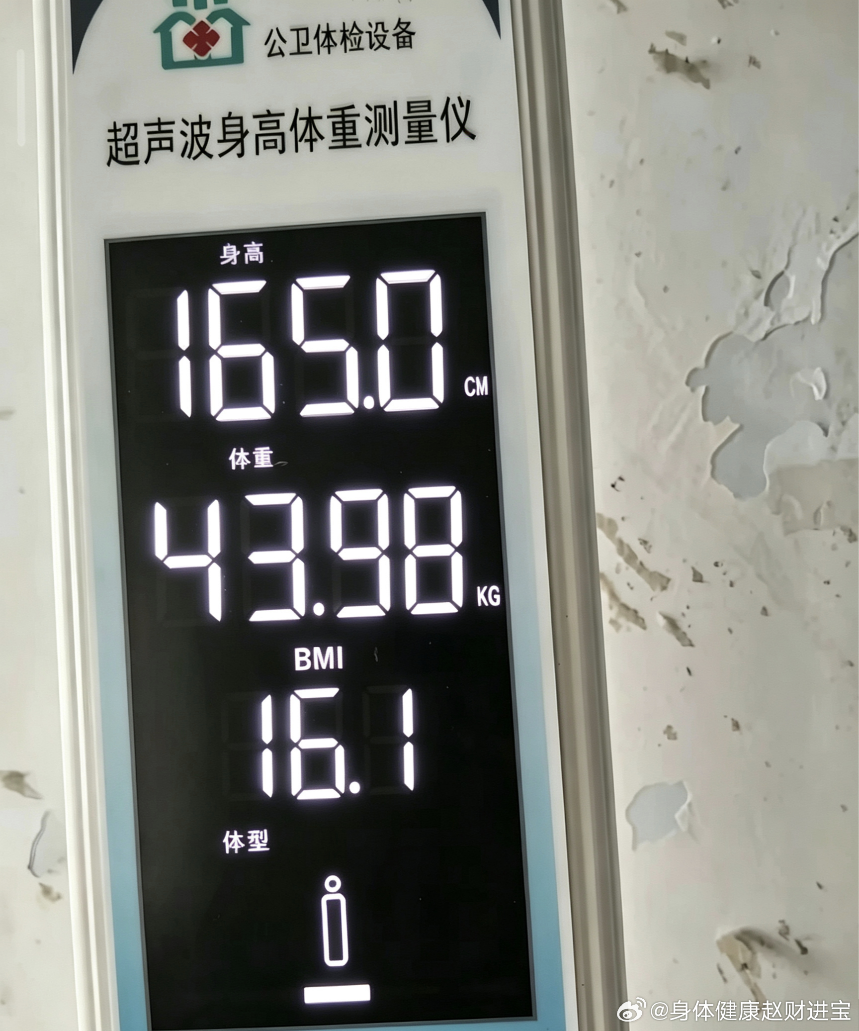 感觉不太准，感觉在哄我开心。
我宣布我表妹是我认识的人里唯一能让我偶尔产生一点羡慕的人。独生女，刚拿到驾照家里给买了车，妈妈亲自陪她上路试驾练习，前几年又给她在西安买了房。她大姑老爱跟我讨论人家男朋友的车到底是路虎还是奔驰，我说人男朋友给她什么都无所谓，重点是她爸她妈把全部的爱和 ​