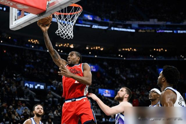 休赛期快船勇士操作大反转！快船用3年1.52亿续约伦纳德，直接掐灭他要...