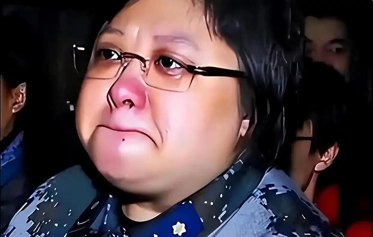 韩红被实名举报侵吞上亿善款后，54岁的她突然收到一纸省级聘书，这次没人再骂了。

2026年6月，她在一个电影首映礼上随口说了句，让北京的朋友帮忙撑一下第一波票房，走个面儿。就这么一句话，月捐群里炸了。那些每个月从工资里抠出几十块的人，突然觉得自己省下的那顿饭钱被拿去还人情了。

6月18号到 ​