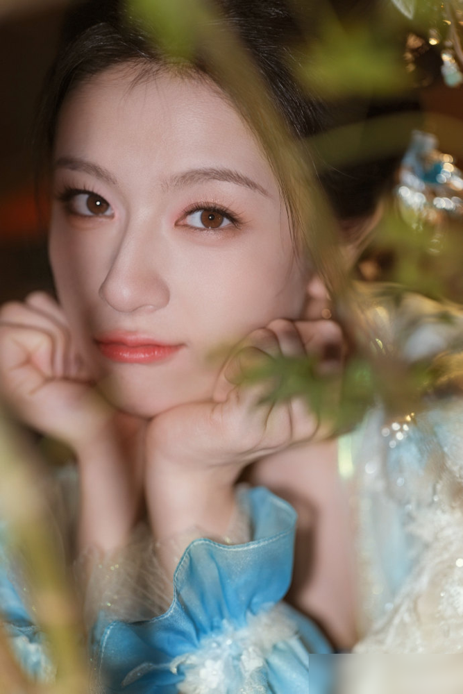 李兰迪这条裙子，直接把汉服干成了过去式。
你以为她穿的是古风写真？错了。爆的是那条嫩绿色挂脖旗袍裙，新中式。没有大袖摆，没有繁琐头饰，就一条裙子，把中秋穿出了高级感。
《时尚芭莎》转了，一堆博主开始扒同款。结果扒半天，发现根本没有哪个汉服品牌认领。没人赞助，纯靠穿搭出圈。
更狠的是，评论区全在