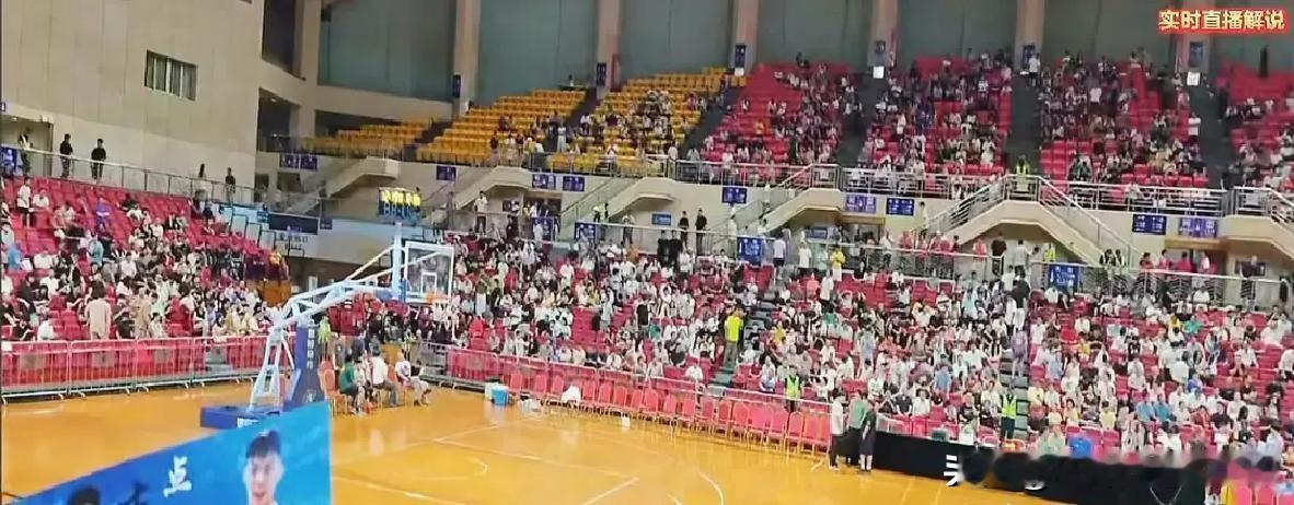 86比80，广东男篮这口气算是缓过来了
昨晚在惠州，广东队把深圳队掀了下来。首回合刚输过一次，这回再掉链子，球迷脸上真挂不住。好在这场拿下了，算是把场子找回来了
说白了，这种热身赛输赢事小，面子事大。主力还在国家队，广东只能顶着残阵上，场面一度看着挺别扭。可年轻人倒是没怂，王洪泽打得很亮眼，杨溢回到