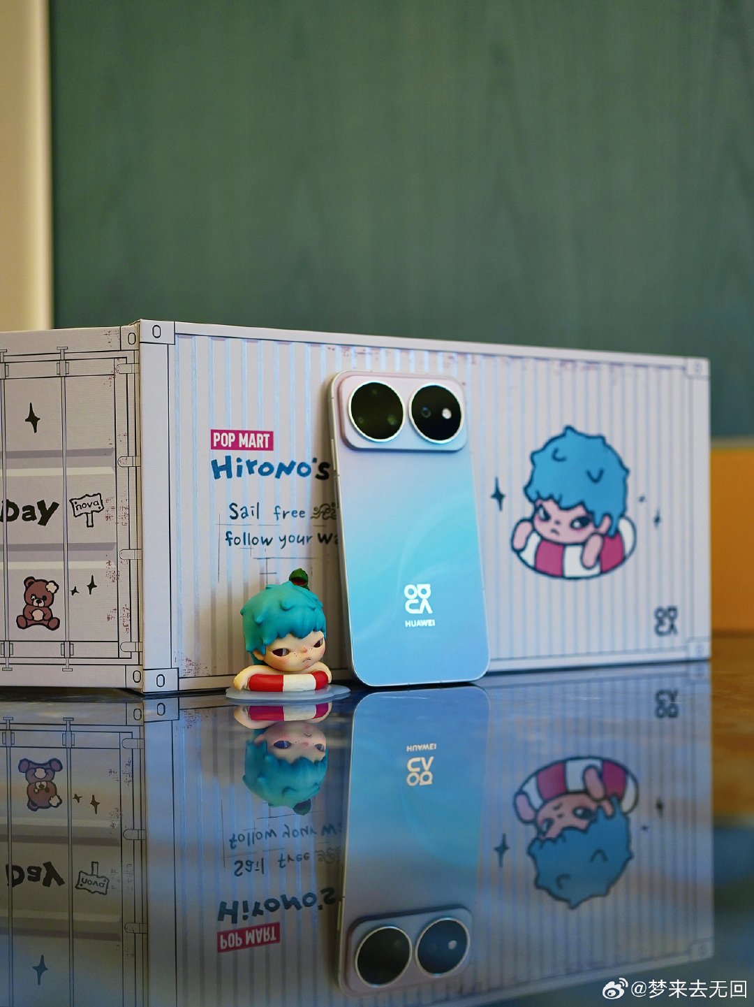 #华为nova泡泡玛特联名礼盒发布##华为nova16# Pro的联名手机壳采用牛仔刺绣工艺，质感扎实，搭配迷你斜挎小包，出门携带手机也更有穿搭感 ​