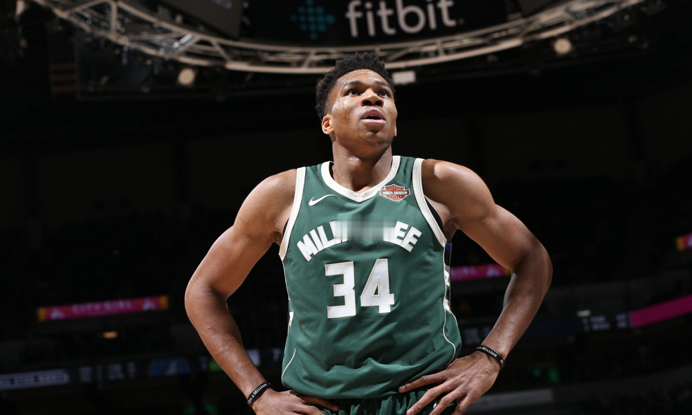 15顺位，瘦得像根竹竿，字母哥说这话没人敢笑。两连MVP，一个FMVP一个DPOY，NBA杯也拿了，10次全明星9次最佳阵。10月9日他直接放话：我不是天选之子，但历史前二十稳了，迟早杀进前十。欧洲球员里，他已经被排在诺维茨基之后、约基奇之前。没背景没光环，硬靠一双长腿跑出来的。这排名不是吹出来的，