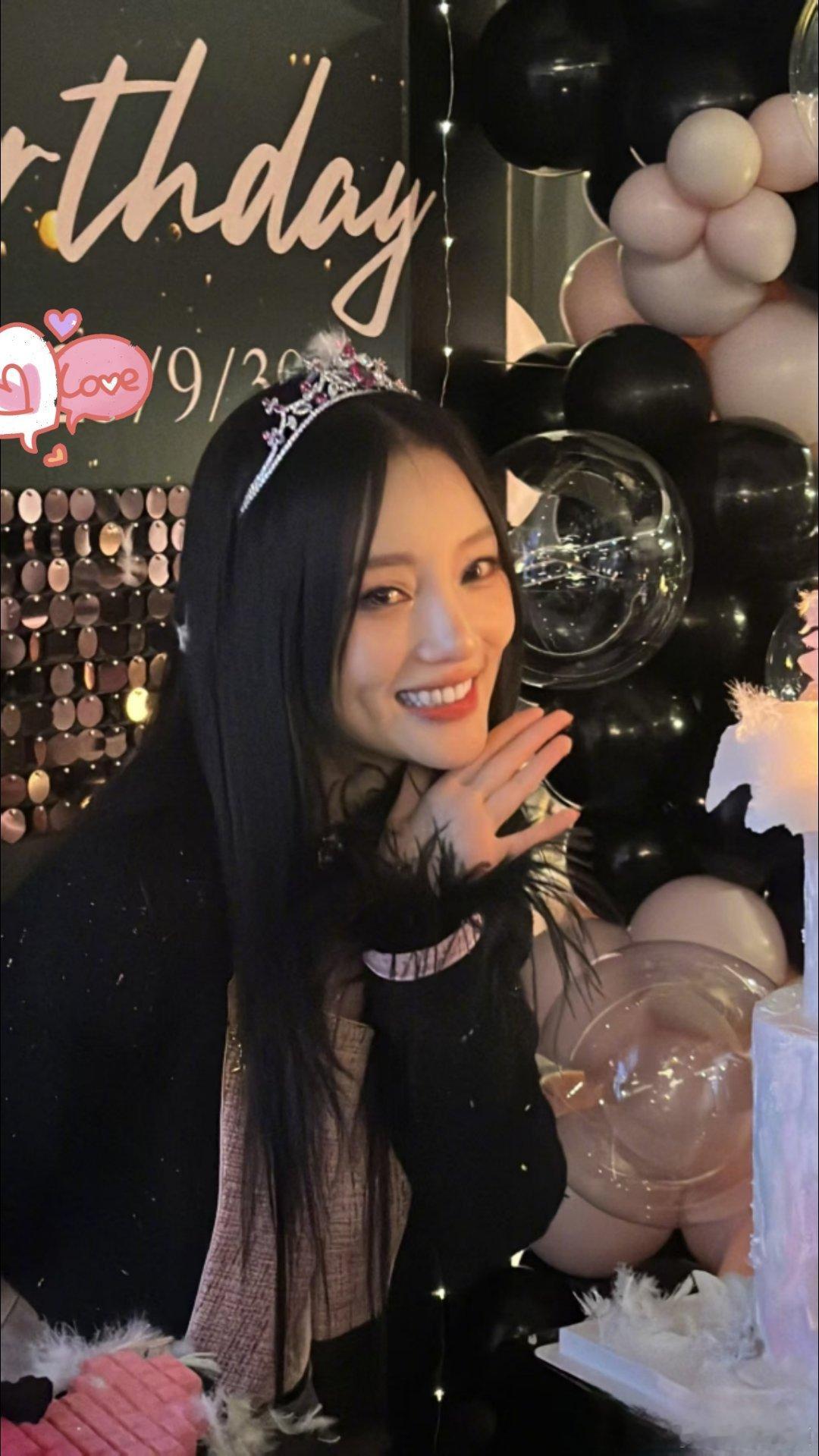#李小璐[超话]##李小璐930生日快乐# 璐姐提前祝你生日快乐呀[蛋糕][蛋糕][蛋糕][爱你]，只想你一直幸福，今年做的新的服装还有视频都拍的好好，看到你做自己喜欢的事情用心付出，那种喜悦在你脸上看着真的也同样治愈着我给予我能量，每年陪伴你一起过生日已经成了一种习惯仪式感的事情，12年一直到现在 ​