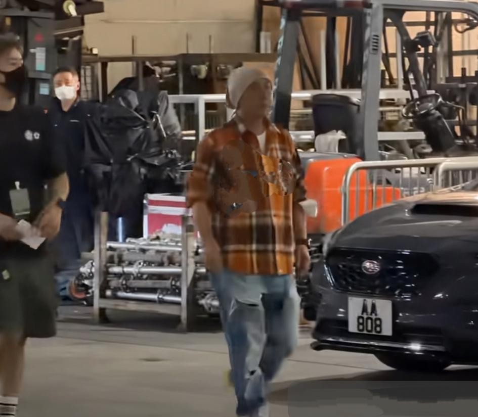 谁能想到许志安时隔多年重返红馆，全网讨论的焦点居然全跑偏到了台下坐着的张卫健身上。
这场演出的老友排面确实撑得很足。李克勤专门改签机票飞回来同台合唱，压轴场甚至请动了张学友登台，佘诗曼、梁咏琪全坐在台下，场馆外还摆满了成龙与四大天王送来的花篮。
可导播镜头往观众席一扫，很多人心里突然咯噔了一下。