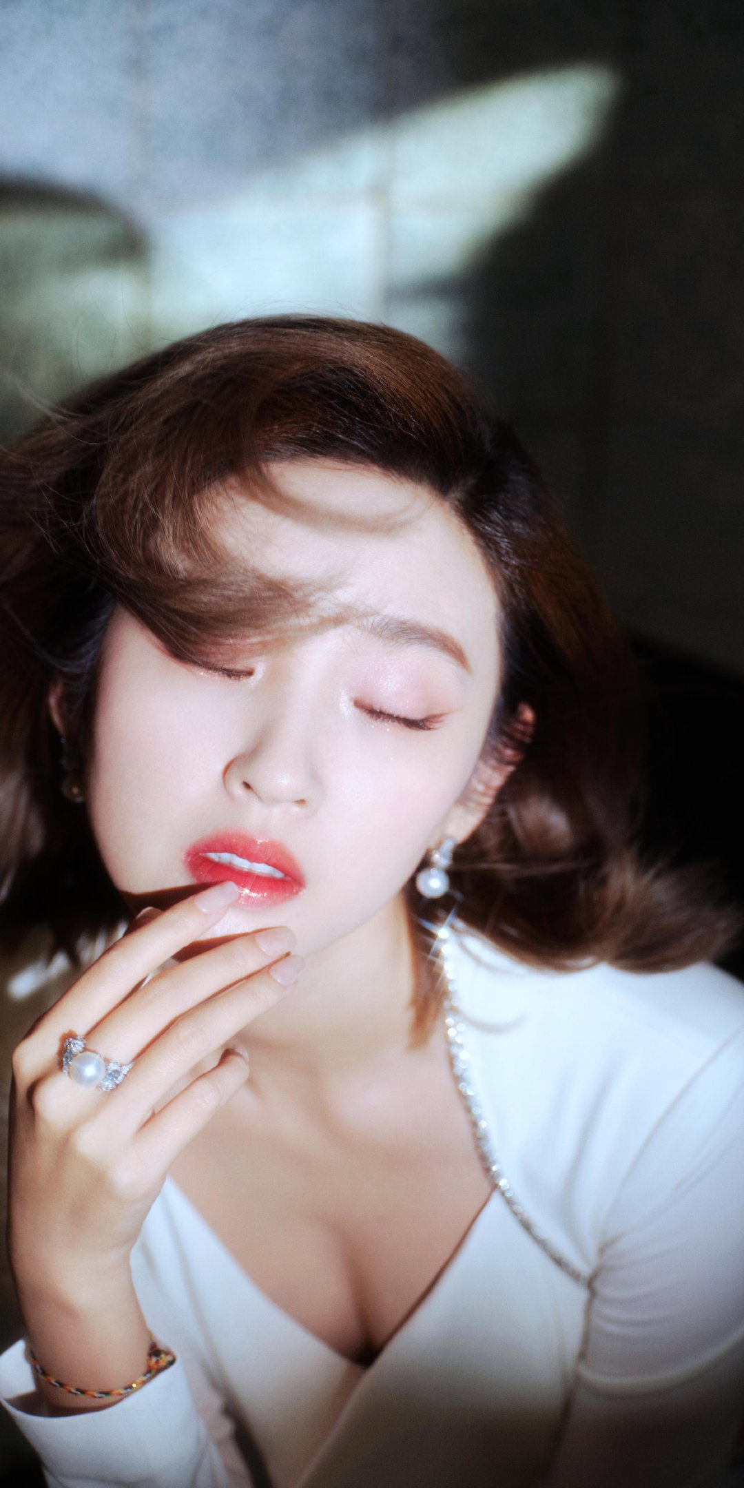 唐艺昕纯白清新的模样真美～《乘风2026》唱跳全能状态回春，《不想睡的星期五》又和李小冉孙怡老友再聚，最近还被萌娃视角拍到，松弛又治愈。#唐艺昕[超话]##谢楠小儿子用手表拍的曾沛慈唐艺昕# ​