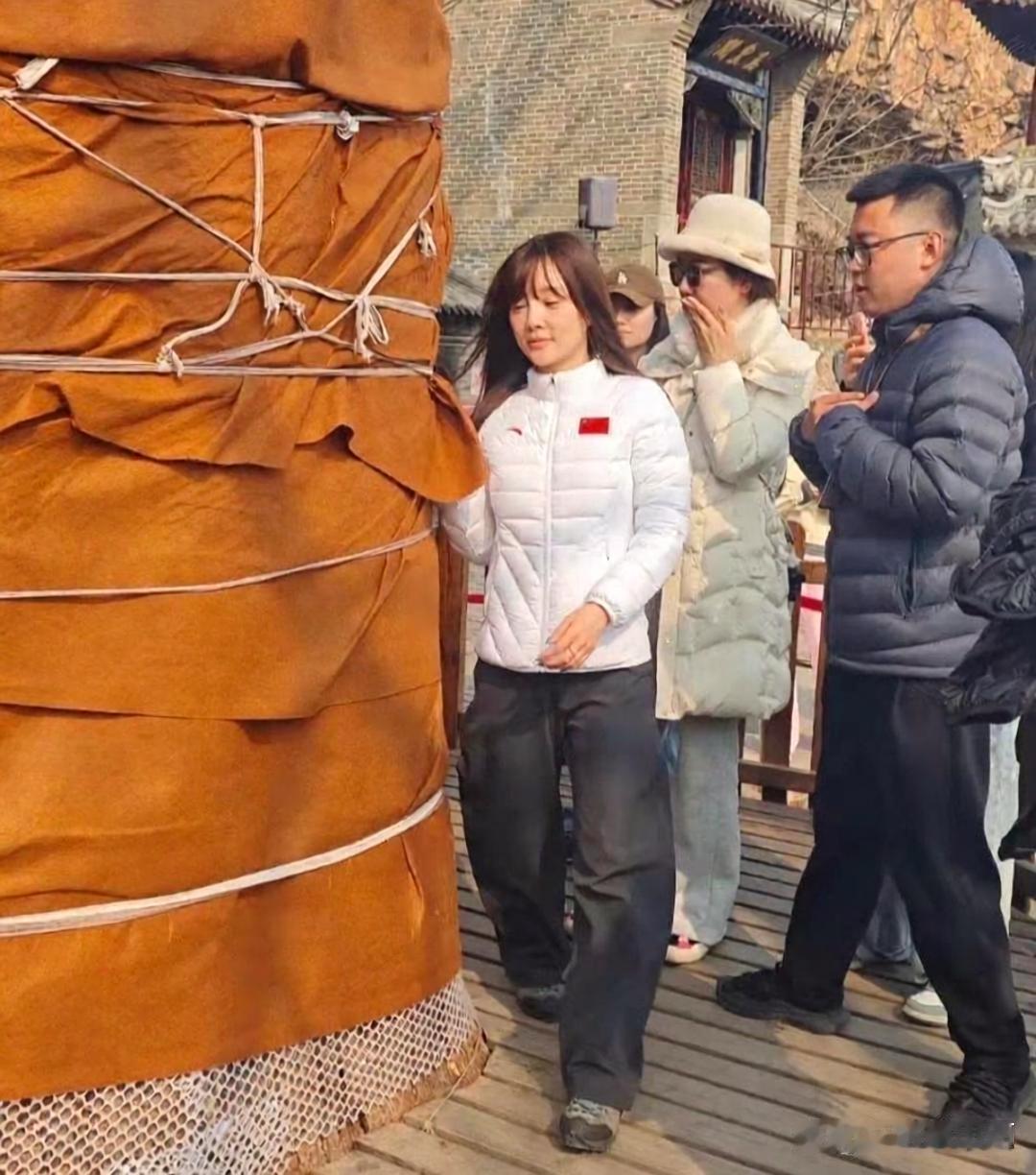 45岁李小璐素颜现身辽宁大孤山，拿掉滤镜后，总算有了真实的年龄模样。 ​