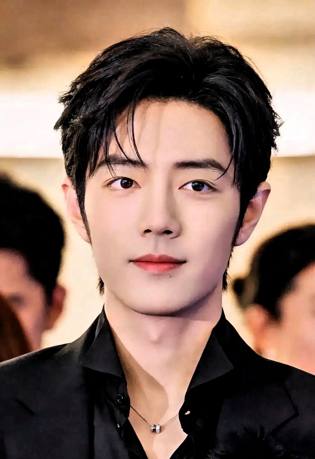 今晚央视国庆晚会的节目单一出来，不少人第一眼就注意到了演唱形式的差别。

照官方公布的节目单，整场晚会里歌曲类节目大多是合唱或多人演唱，比如白举纲、蒋敦豪合唱《立潮头》，周笔畅、尤长靖合唱《共同家园》，马佳、王凯、宋宇航、何亮辰合唱《江山回响》。翻了一遍单子，演唱栏单独写一个人名字的确实不多，肖战《
