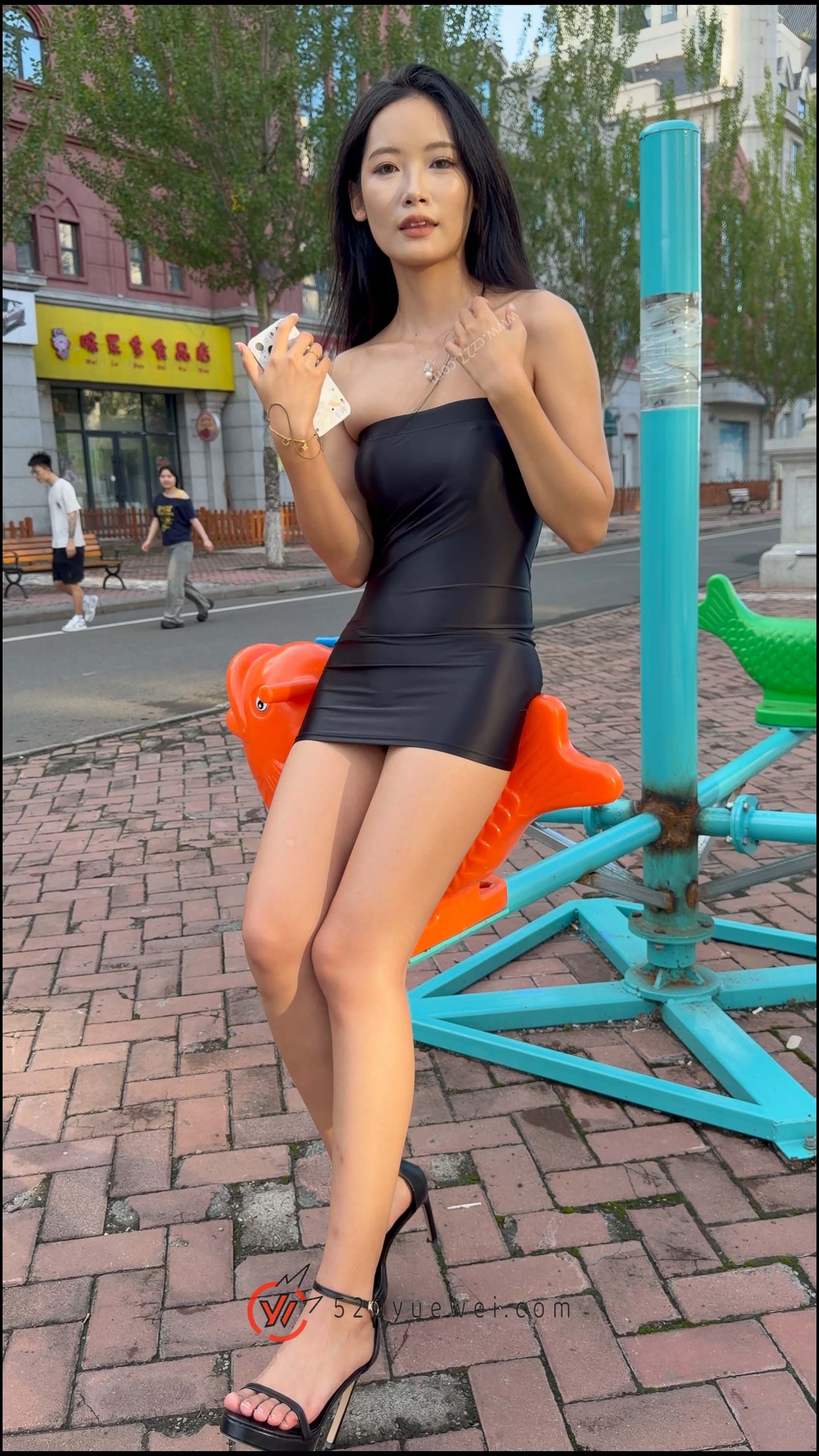 黑色抹胸皮裙。M1883 ​​​