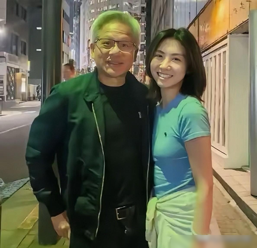 别以为黄仁勋身边这位美女只是个“花瓶”！

金洋是英伟达中国区的高级传播经理，2006年加入公司。比起镜头里的站位，更值得注意的是她承担的工作：翻译、引路、应对媒体，这些事看着零碎，放在同一个现场，就很考验协调能力。

可有些讨论绕了一圈，最后还是落在接外套、会不会看眼色上。把这些动作当作全部本事，