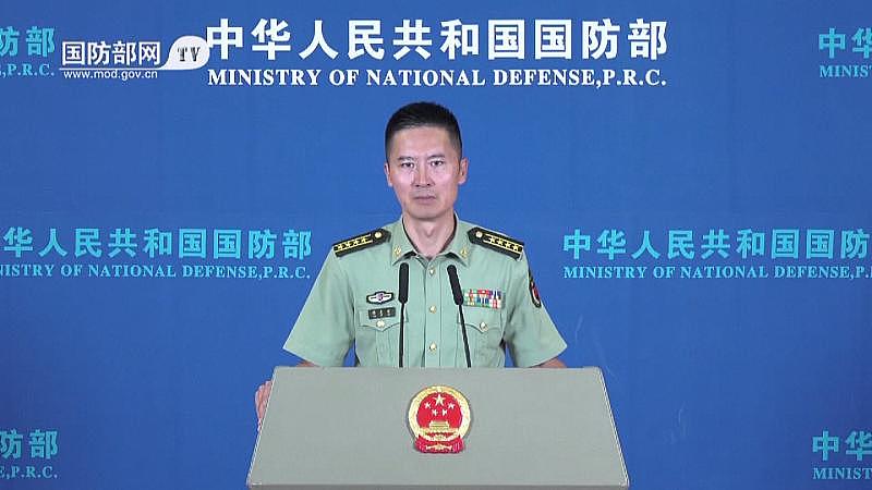 钧正平针对中国留学生身披旭日旗的发声，真的戳中了很多人的怒火点。
旭日旗从来不是什么普通的“潮流图案”，是二战时期日本军国主义的侵略符号，沾满了东亚受害国几千万民众的鲜血，是刻在民族骨血里的伤疤。很难想象一个接受过系统历史教育的中国留学生，会把这种印着侵略符号的旗帜披在身上招摇过市，还试图用“不懂历