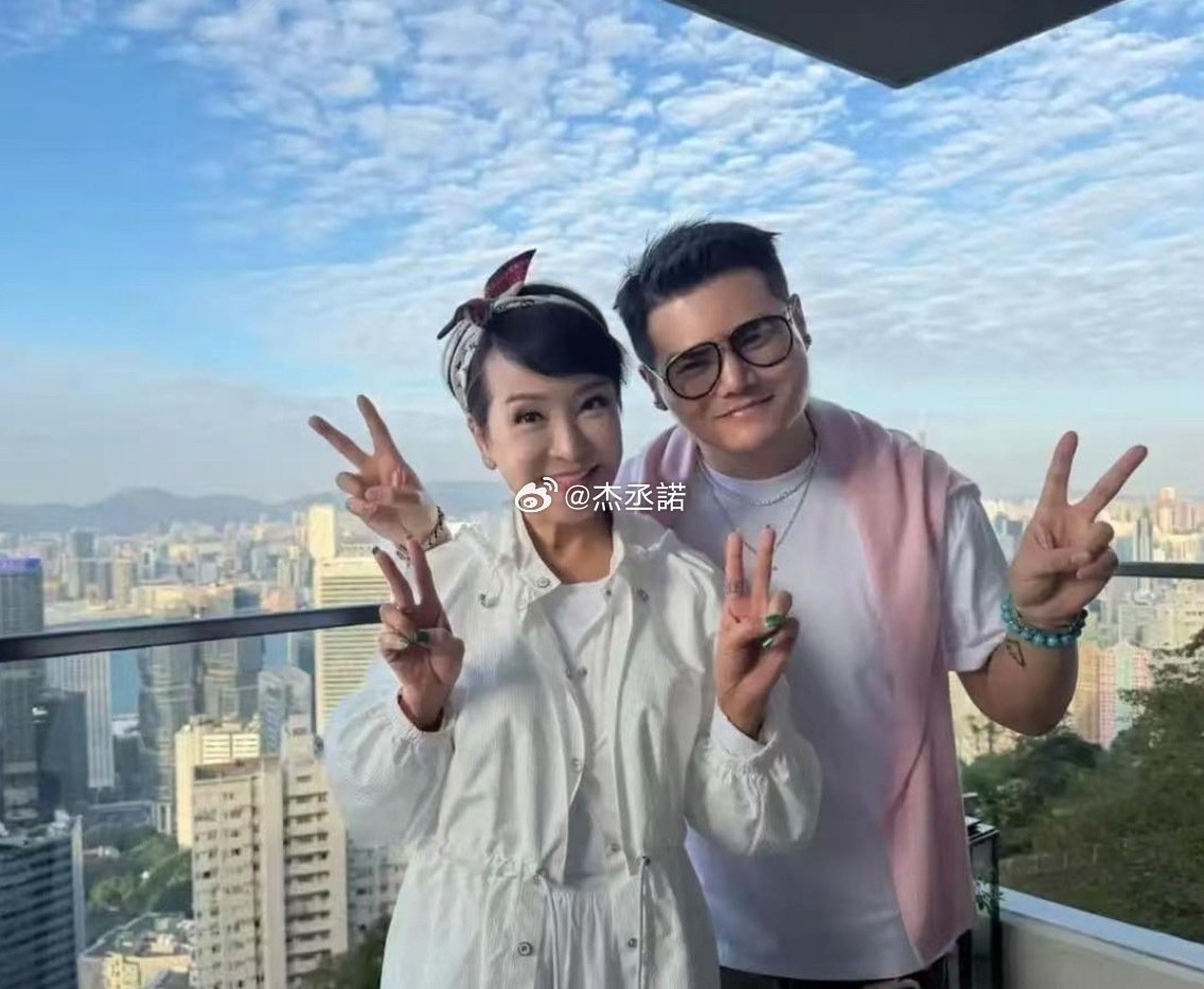 谢霆锋妈妈狄波拉76岁大寿，身边是小11岁男友江耀城，皮肤紧致、少女心爆棚，完全不像70岁 ​