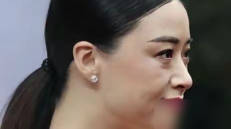 蒋欣这张脸，瘦到亲妈都得愣两秒。
颧骨支棱着，眼窝凹进去，镜头扫过去全是棱角。评论区直接炸了，说这哪是蒋欣，这是换了个人。当年那个珠圆玉润的华妃，脸上有肉、眼里有刀，多少人夸她长了一张“不好惹但旺夫”的脸。现在倒好，硬把自己塞进白瘦幼的模子里，福气感全磨没了。
可你去看看她新剧《把黑夜点燃》，昨