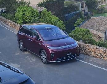 享界V8这是在干啥？光溜溜出来了。<br />红色实车挺好看的<spa...