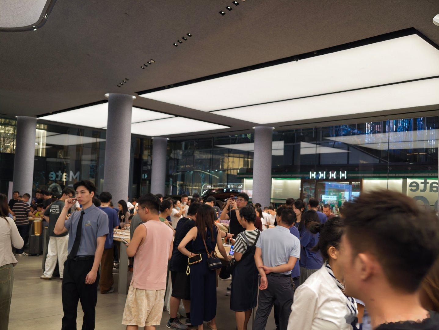 来感受一下华为Mate90系列开售当天华为店里人流量…这都晚上八九点了！还得是华为啊[666][666] ​