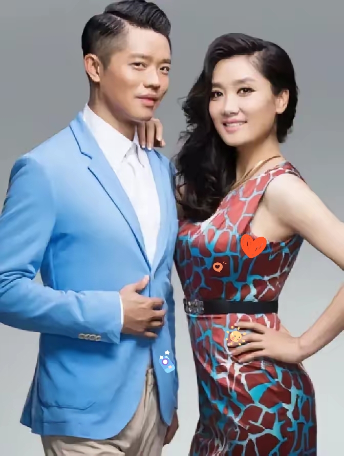 曾毅带玲花回家吃饭，曾父一句话，玲花笑着回了个“500万彩礼”，从此老人再没提过这事

那次演出结束，曾毅照例带玲花回益阳家里吃饭。饭桌上，曾父突然放下筷子问：“你俩在一起这么久了，什么时候办事？”

玲花愣了一下，笑着接话：“我妈要500万彩礼，您愿意让曾毅娶我吗？”

一桌人安静了几秒。曾父弯腰
