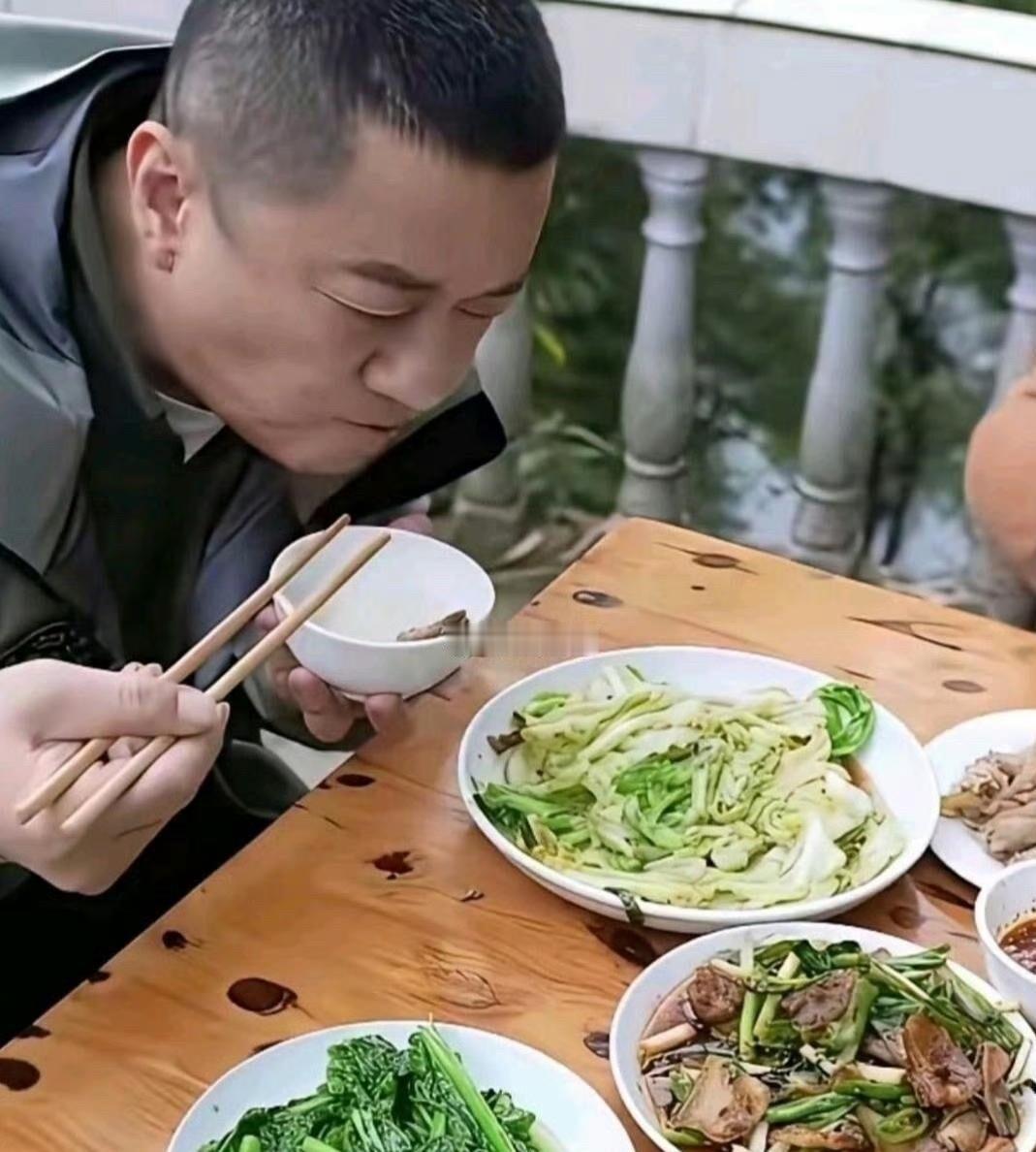 李亚鹏和王菲2013年离婚时，李亚鹏发了一条微博说我要的是一个家庭你却注定是一个传奇。后来李亚鹏在采访里被问到感情，他自嘲说经历两次婚姻自己没什么发言权，但聊到孩子的时候态度很硬，说窦靖童和李嫣从来没进过他的直播间，他也不会让她们进。网上流传过李亚鹏在家吃饭的视频，桌上就几样素菜配一盘回锅肉，他低头