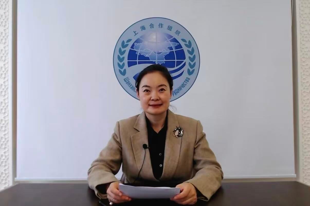 【上合组织副秘书长以视频方式出席国家与地区安全国际会议】

2026年10月9日，第四届“当代挑战背景下的国家与地区安全”国际学术研讨会在阿斯塔纳举办。

本次会议由哈萨克斯坦军事战略研究中心主办。来自多国政府机构、国防部门、外交使团、科研及专家学界代表参会。与会各方围绕地区与军事安全、应 ​