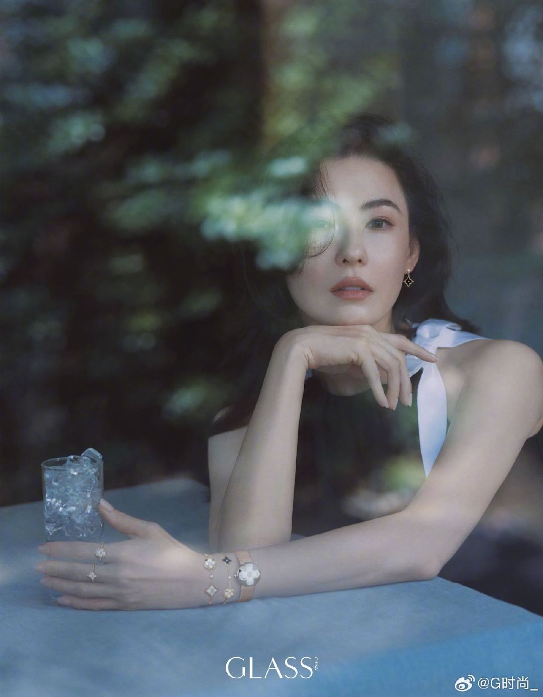 张柏芝佩戴LV珠宝登上GLASS中文版九月刊封面，极简高级的特写封面情绪张力十足，整租内页大片以暖色调呈现港风美人的温韵力量，不用夸张造型，以生活化镜头随性流露高级贵气感~#张柏芝千禧年珠宝美人##张柏芝GLASS九月刊封面# ​​​#张柏芝##张柏芝[超话]# ​