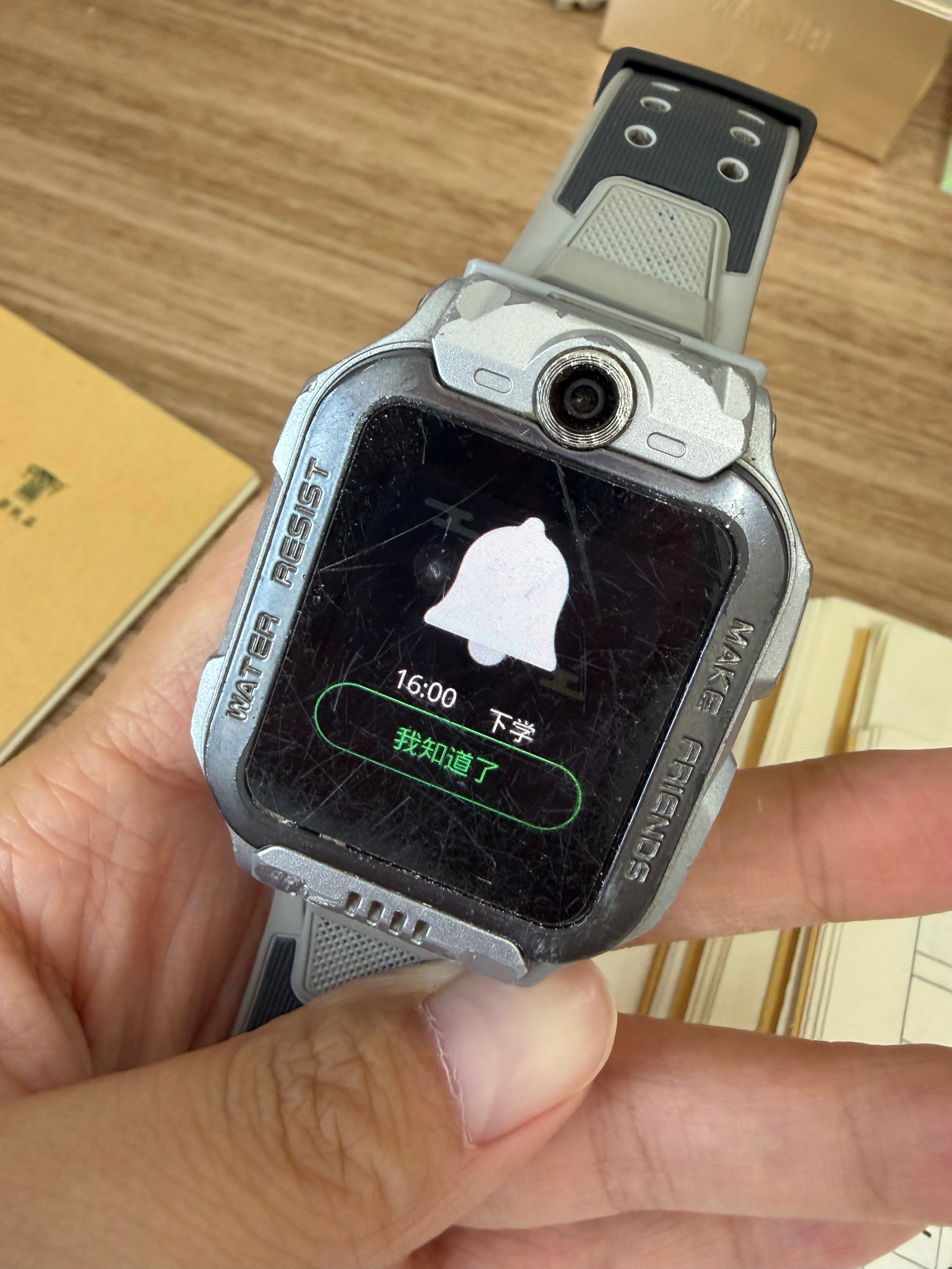 牛马定闹钟提醒自己该起床上班了，皇帝一样的孩子们，定闹钟提醒自己该放学...