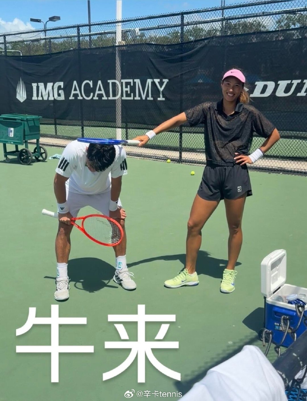 随着小布出局，郑钦文和吴易昺成为本届美网中国军团男女单打独苗，牛来组合果然不一般[求饶]

郑钦文🇨🇳第三轮对阵22号种子凯斯🇺🇸
吴易昺🇨🇳第三轮对阵2号种子阿尔卡拉斯🇪🇸

#布云朝克特美网出局##郑钦文首胜普丁塞娃##郑钦文豪取五连胜##美网[超话]# ​